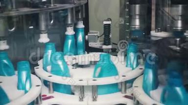 自动生产线上的液体洗涤剂。 剪辑。 洗液自动化生产线.. 装瓶机械